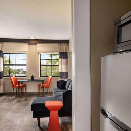 Ramada By Wyndham Albuquerque Airport Hotel Exterior photo