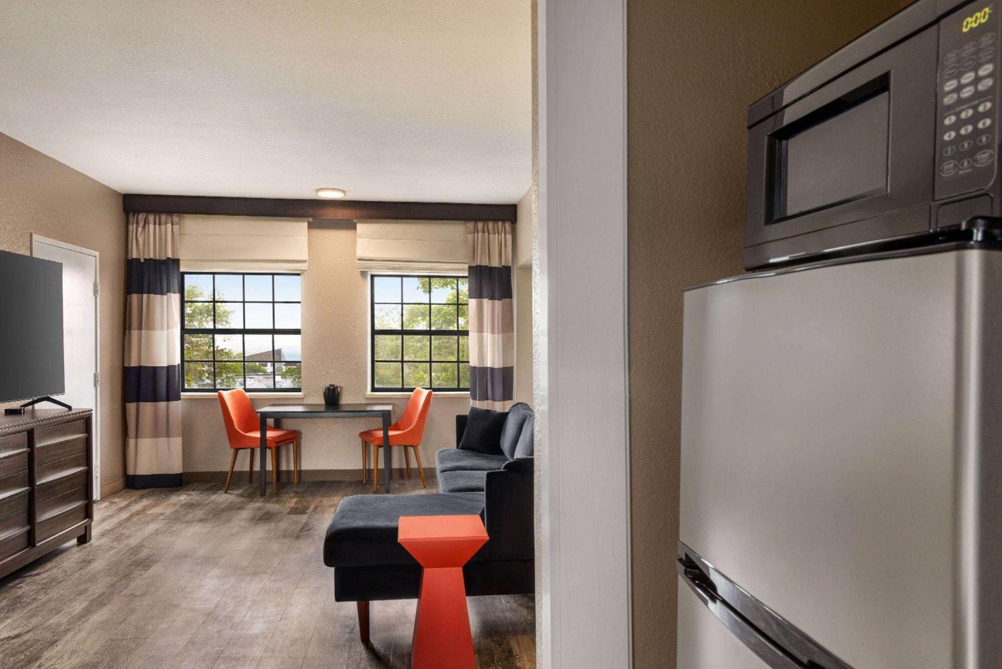 Ramada By Wyndham Albuquerque Airport Hotel Exterior photo