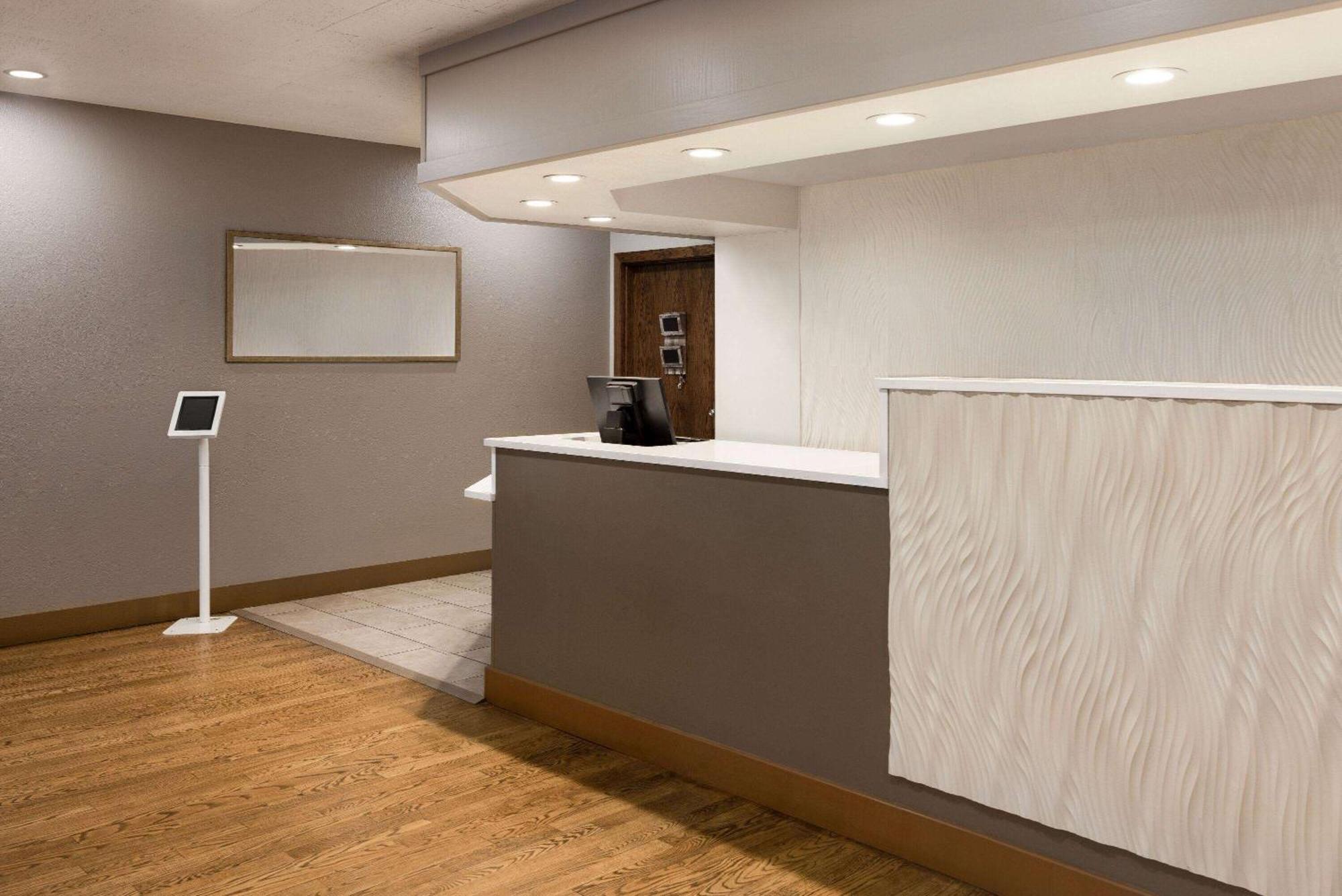 Ramada By Wyndham Albuquerque Airport Hotel Exterior photo